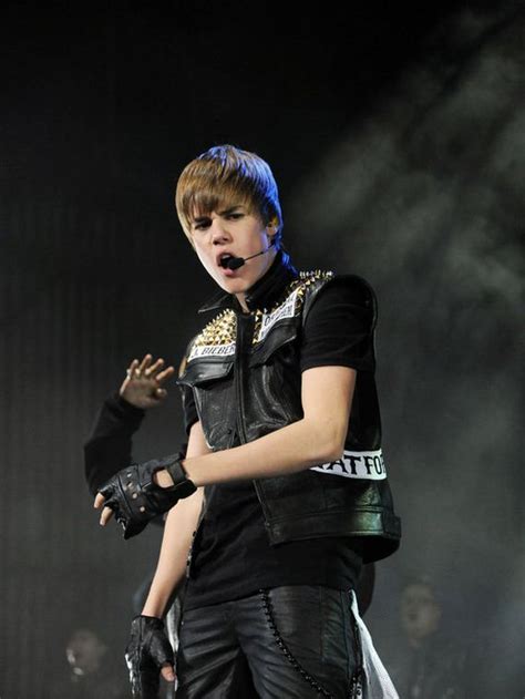 oh la la justin bieber s sexiest on stage outfit 12thblog