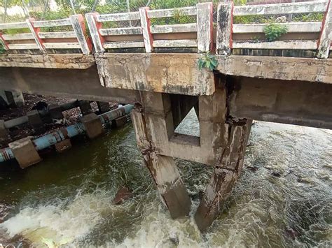 purana pul bridge closed  traffic  cracks  pillar