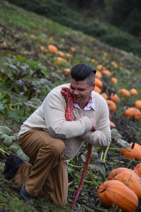 omg couple take hilarious maternity photo shoot to the spooky next level omg blog