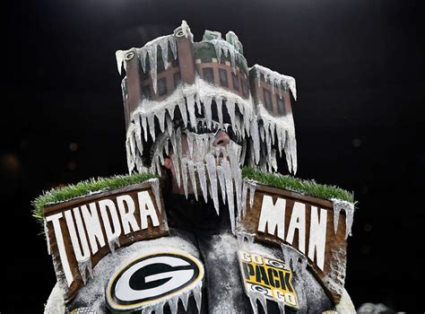 Green Bay Packers Fans Drink Luge Off Dumpster Lid [video]