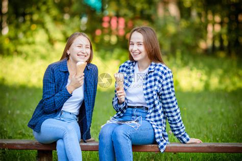 两个笑着的年轻女孩在夏季公园吃冰淇淋高清图片下载 正版图片506682050 摄图网
