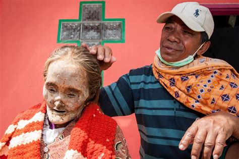 Creepy Photos Of Indonesian Festival Where Corpses Are Dug
