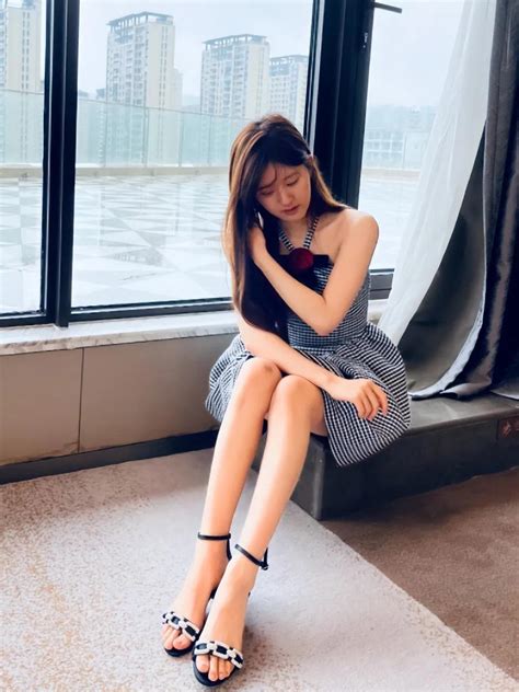 Zhao Lusi Takes Casual Photos At Home Showing Off Her Long Legs In A