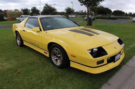 remembering  iconic iroc  camaro engaging car news reviews  content