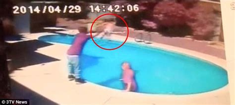 بالفيديو والصور أب يلقي رضيعته في حمام السباحة عقابًا لها على إغراقها