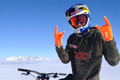 fabio wibmer en vtt dans une station de ski