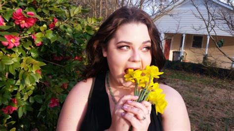 Peachy Fat Babe With Daffodils – Fat Babe Council