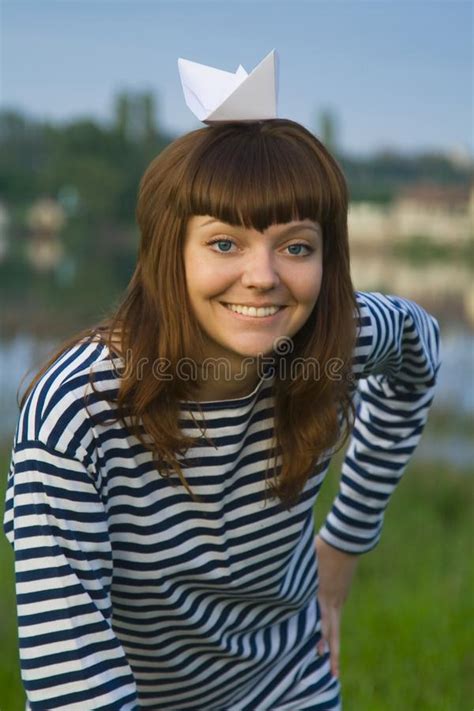 De Zomerportret Van De Mooie Vrouw In Een Gestript Vest Stock Foto