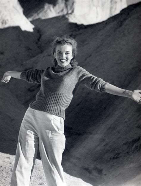 rare black and white photos captured lovely moments of marilyn monroe that you probably have