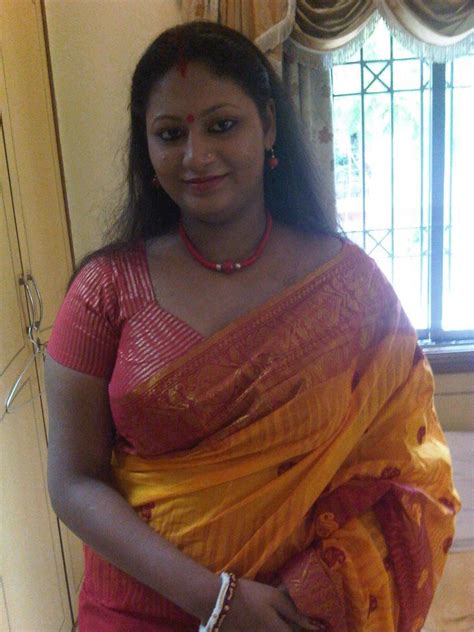 wow indian aunties aunty in saree saree beautiful saree