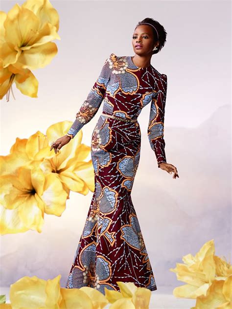 in gambia dragen de vrouwen zeer kleurrijke kleding veelal van stoffen van vlisco van origine