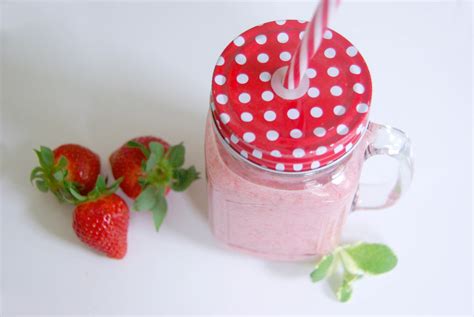 cremiger erdbeer smoothie eine portion glueck rezept erdbeer