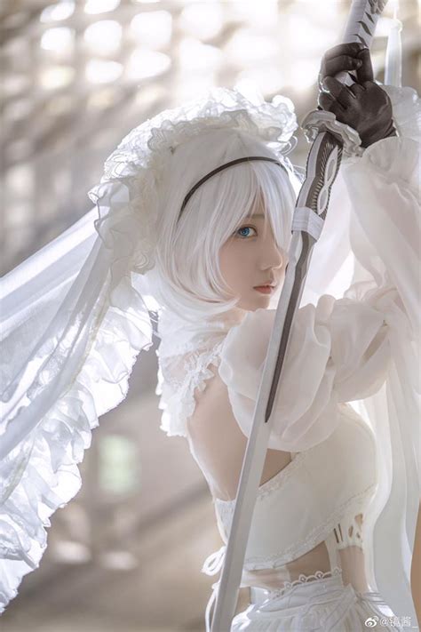 2b in white cosplay in nier automata