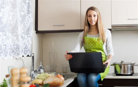 casalinga con il taccuino in cucina domestica immagine