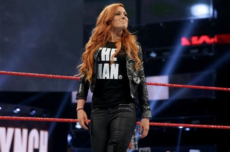 Video Becky Lynch Attacks Stephanie Mcmahon After Getting