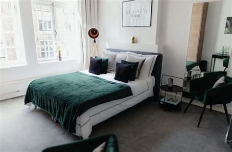 de leukste airbnbs van amsterdam van woonboot tot penthouse