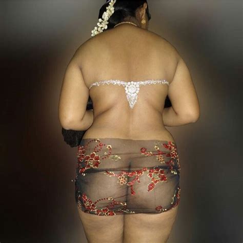 mallu fat aunty hot photos in saree and blouse from back side
