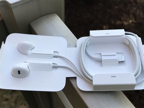 save   apples earpods  lightning connector today techgreatest