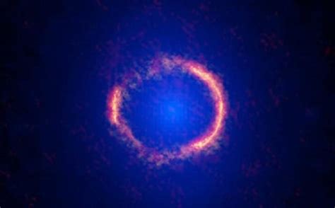 einstein ring holds gargantuan galaxy   edge   universe slashgear
