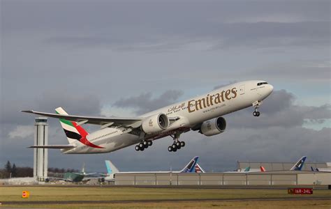 emirates enlarge coverage  russia  local partnership aircraft wallpaper galleries