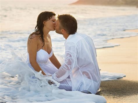 love wedding romance couple of beach kiss photos love couple wallpaper