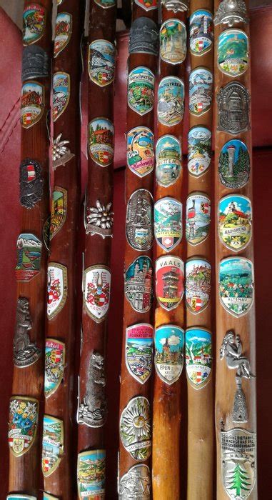 collectie van  wandelstokken met souvenir plaatjes catawiki