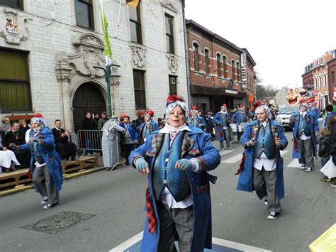 foto kleurrijke ste carnavalsstoet trekt door de straten willebroek het nieuwsblad