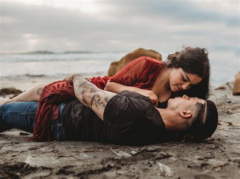 couple romance on beach love pictures wallpapers hd