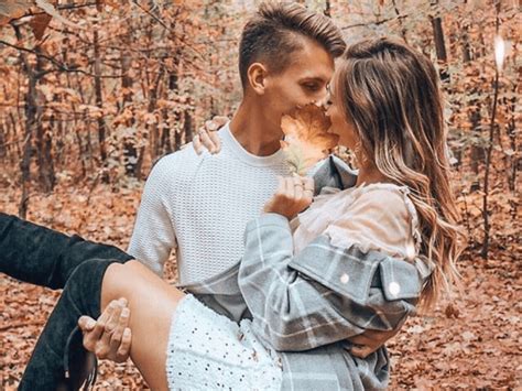 9 best fall photoshoot ideas for couples society19