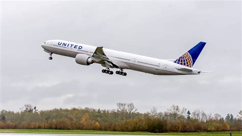 united airlines celebrates delivery   boeing  er