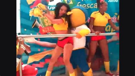 Brasil 2014 Mira El Baile Hot De Fuleco Y Unas Sexis Colombianas
