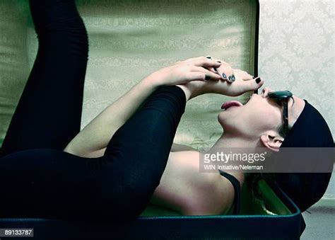 Stretching Mouth Photos Et Images De Collection Getty Images