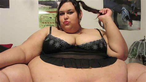 Mujer Con Obesidad Mórbida Sigue Subiendo De Peso Para Satisfacer Una