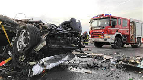 unfall mit todesfolge tragischer autounfall auf  kostet  menschenleben noenat
