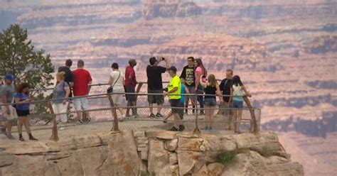 Grand Canyon Tourist Falls To His Death While Taking Photos Cbs News