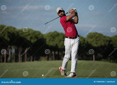 golfspeler die lang schot raken stock foto image  spel actief