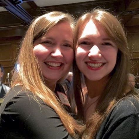 46 Unbelievable Pics Of Mothers And Daughters Who Look Almost The Same