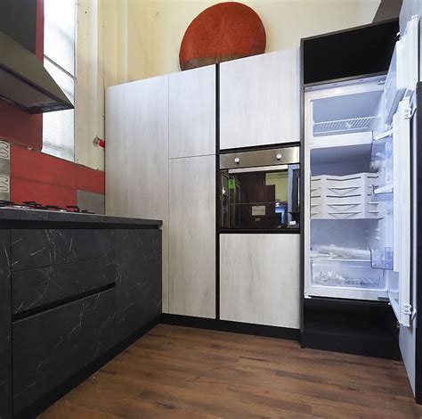 Mi hanno messo colonna frigo e colonne forno vicine separate da una dispensa. Cucina ad angolo moderna - offerta sconto prezzo outlet vendita on line