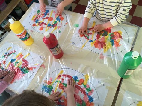 paaseitjes schilderen  wrijftechniek toddler learning activities easter activities