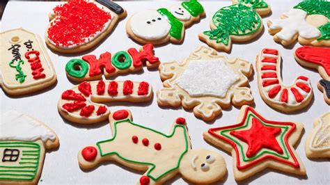 decorated christmas cookies pictures   decorate easy santa face