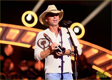 Kenny Chesney Accepts Groundbreaker Award From Vince Vaughn At American