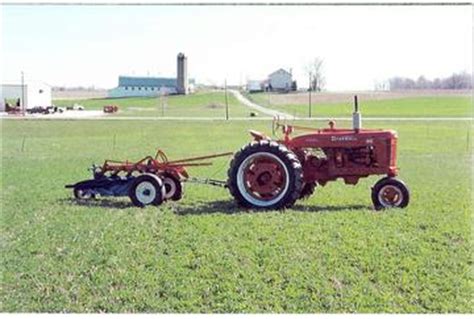 farmall md   genius plow antique tractor