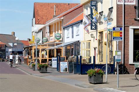 straatmening  het centrum van het dorp redactionele stock foto image  holland nederlands