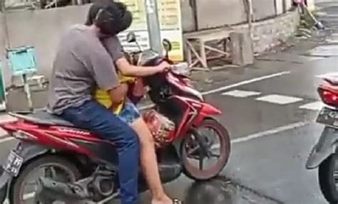 Viral Video Mesum Di Atas Motor Saat Lampu Merah Netizen Gatel Bund