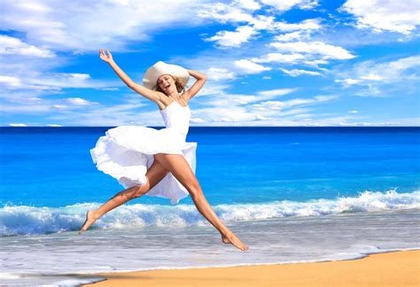 [フリー画像素材] 人物 女性 人と風景 海岸 ビーチ ドレス 跳ぶ ジャンプ 帽子 海 青空 外国人女性 Id