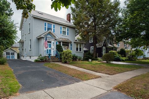 house   week side hall colonial  albany