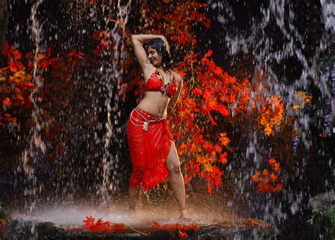 anushka shetty mind blowing in waterful hot thigh and