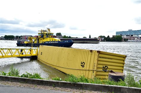 schip botst tegen brug rotterdam en verliest  containers de limburger