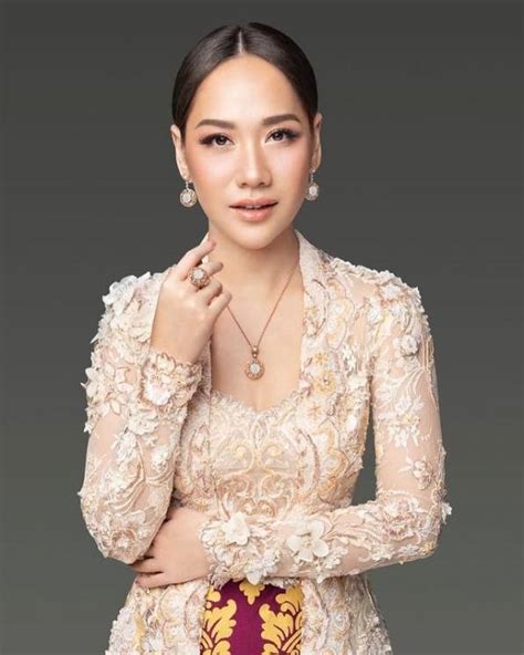 8 Gaya Anggun Bunga Citra Lestari Pakai Kebaya Terlihat Anggun Dan Cantik