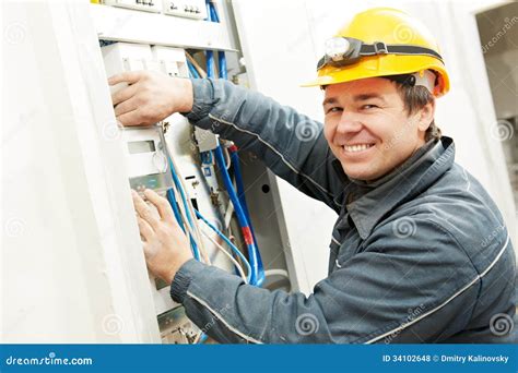 elektricien die energie installeren besparingsmeter stock foto image  ingenieur lijn